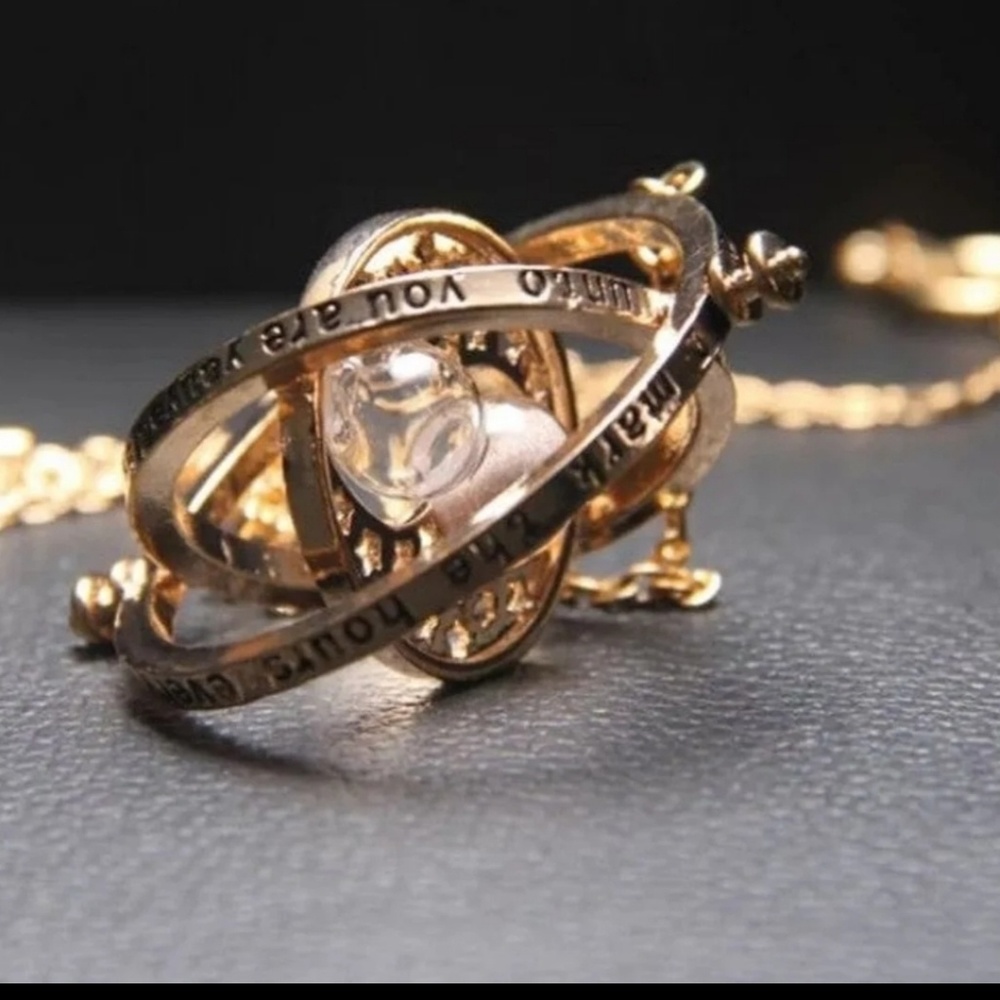 🔹️HARRY POTTER Gold-Tone Time Turner Necklace - Picture 5 of 7